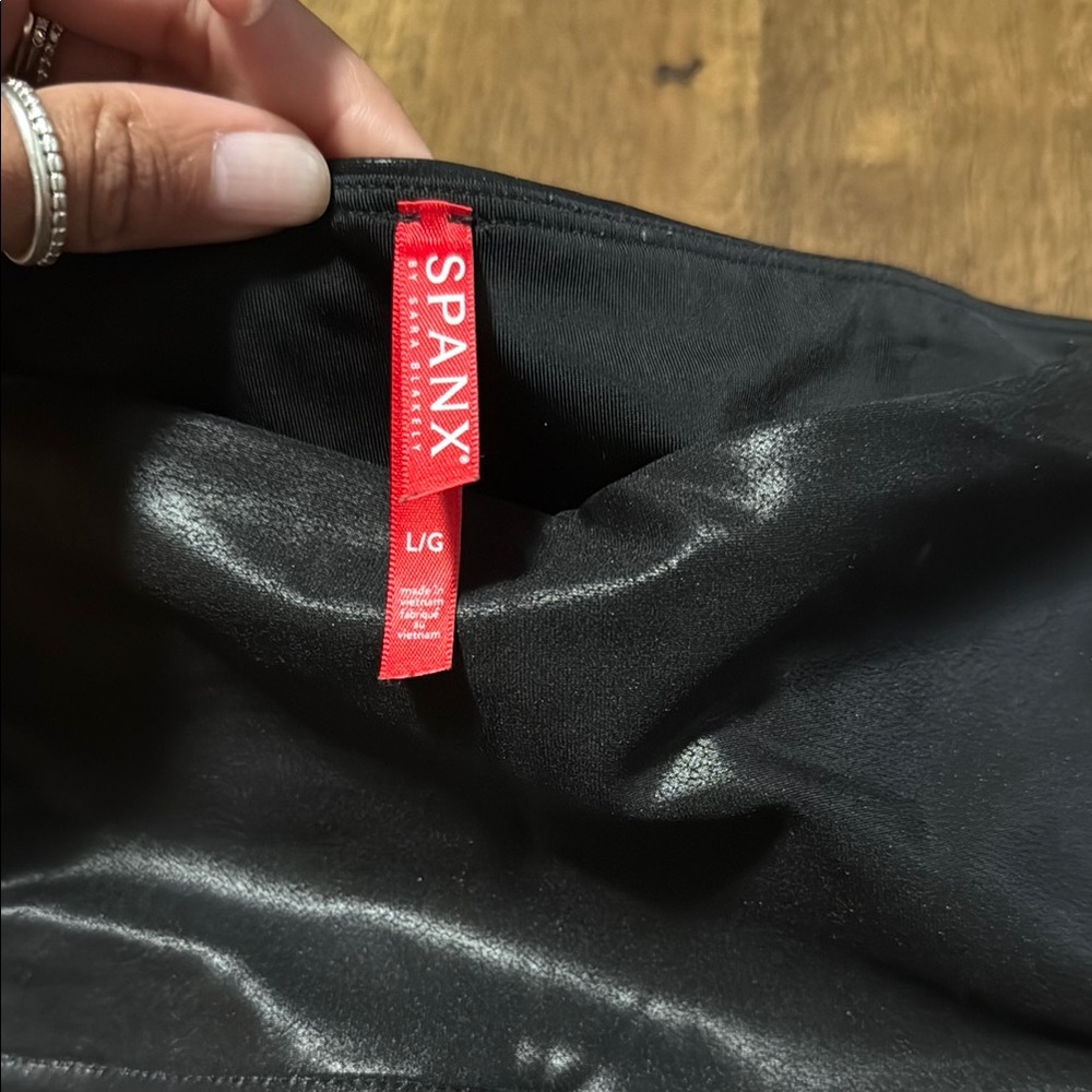 SPANX Shiny Black Leggings - Picture 3 of 3